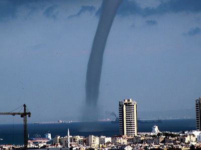 Hatay’da Korku Dolu Anlar! Deniz Üstünde Hortum Oluştu!