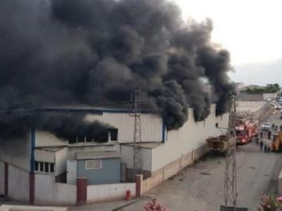 Hatay'da korkutan depo yangını! Gökyüzü siyaha büründü!