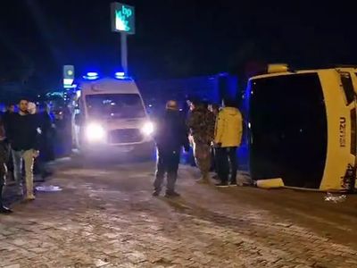 Hatay'da midibüs devrildi: 11 polis yaralandı