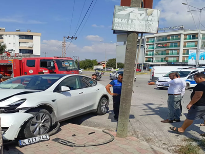 Hatay'da Polis Aracı ile Otomobil Çarpıştı: 5 Yaralı