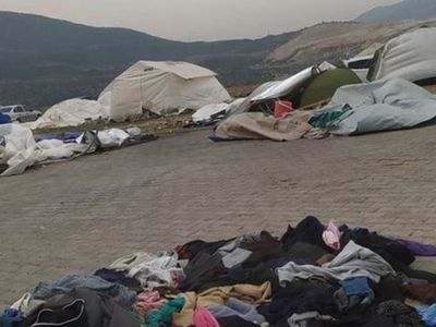 Hatay’da şiddetli rüzgar depremzedelerin çadırları yıktı: Eşyalar etrafa dağıldı