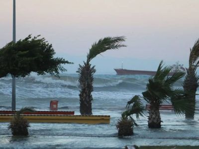 Hatay’da şiddetli yağış etkili oldu: İskenderun’dan deniz ile kara birleşti
