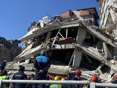 Hatay’dan umutları hayatta tutan haber: 278 saat sonra enkazdan çıkarıldı