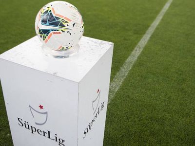 Hatayspor'da Teknik Direktör Ömer Erdoğan Giresunspor maçının ardından görevinden istifa ettiğini açıkladı! Önümüzdeki sezon Ömer Erdoğan Hatayspor'da görev almayacak