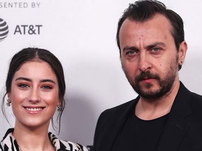 Hazal Kaya'dan Ali Atay'a Romantik Kutlama!