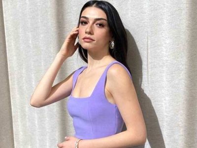 Hazar Ergüçlü göğüs dekolteli pozuna alevli yorumlar