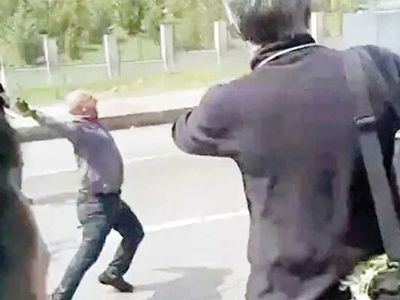 HDP Milletvekili Alican Önlü polise taşla saldırdı