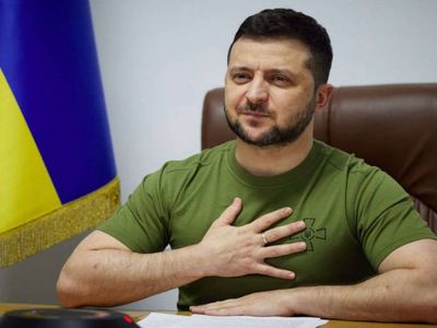 Her açıklamasında onu giyiyor: Volodimir Zelenskiy’nin yeşil tişörtünün sırrı nedir?