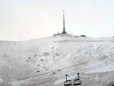 Her yer bembeyaz oldu: Erzurum’da sağanak kar yağışı
