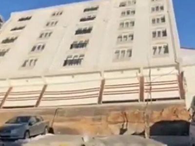 Hiçbir hasar görmedi: Temelden yana yattı