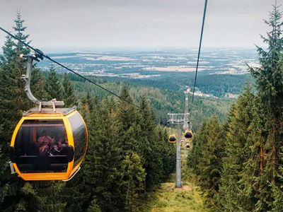Hindistan’da dehşet anlar: Havada asılı kalan teleferikte adeta can pazarı!