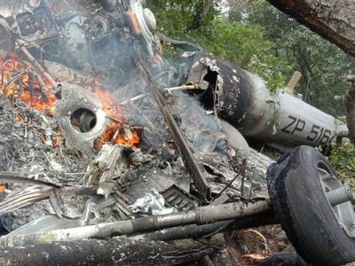Hindistan'da Genelkurmay Başkanı'nı Taşıyan Helikopter Düştü!