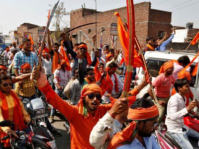 Hindistan'da Hindu Milliyetçisi Grup RSS Üyeleri, Müslümanları Sokak Ortasında Dövüyor!