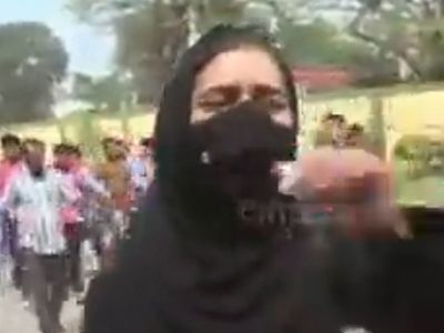 Hindistan'da Mahkeme Kararı Açıklanana Kadar Öğrenciler Okula Başörtülü Gidemeyecek