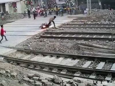 Hindistan’da Motosiklet Kazası: Sürücü Trenin Altında Kalmaktan Son Anda Kurtuldu!