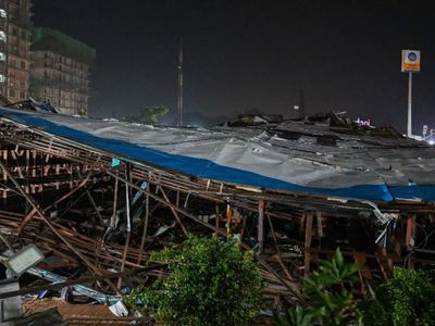 Hindistan’da reklam panosu insanların üzerine devrildi: 8 ölü, 59 yaralı var