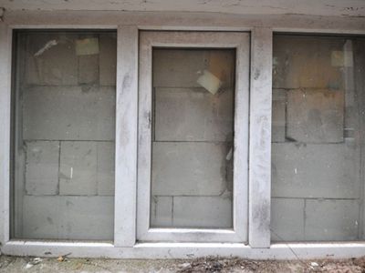 Hırsızlardan bıkan ev sahibi, evin içerisine duvar ördü