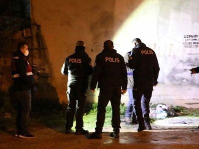 Hırsızlık Şüphelisi Polise Ateş Açtı: 1'i Polis 2 Yaralı