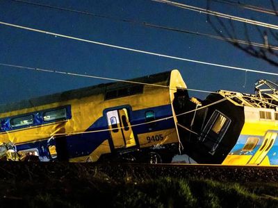 Hollanda da yolcu treni ile yük treni çarpıştı: Ölü ve yaralılar var