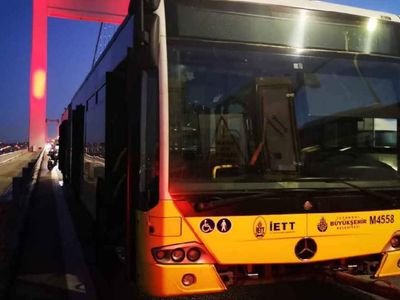 İBB metrobüsü köprüde arızalandı: Metrobüs seferleri aksadı