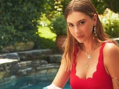 İç çamaşırı ile poz veren Şeyma Subaşı gündem oldu! Pozlara yorum yağdı! "Don-sütyenle de çıkılmaz ki"