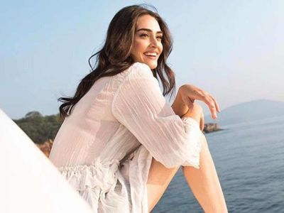 İç çamaşırı reklamı ile gündem olan Esra Bilgiç'ten kumsal pozları: Bu ceket reklamı mı?