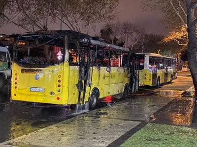 İETT midibüsü bir anda alev aldı: Çok sayıda ekip olay yerine geldi