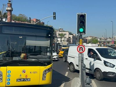 İETT otobüsü arızası Eminönü trafiğini felç hale getirdi!