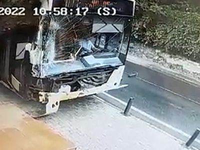 İETT otobüsü direksiyonu kaldırıma kırdı! Facianın eşiğinden dönüldü