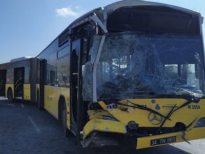 İETT Otobüsü Emniyet Şeridindeki Minibüse Çarptı