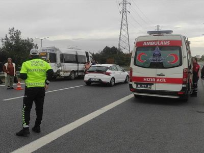 İETT otobüsü ile servis minibüsü çarpıştı: Çok sayıda yaralı var