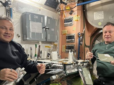 İlk Türk astronot Alper Gezeravcı'dan mesaj: Michael ile yemek keyfi!