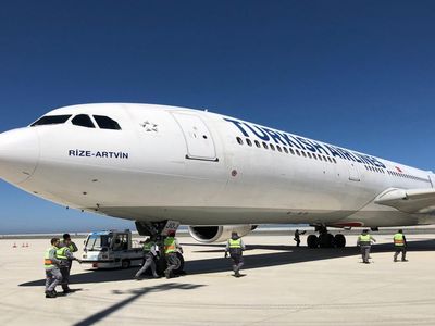 İlk uçak Rize’ye iniş yaptı! 320 yolcu tarihi ana tanıklık etti