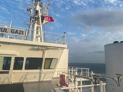 İlk Yüzer LNG Gazlaştırma Gemisi ‘Ertuğrul Gazi’ye Türk Bayrağı Çekildi