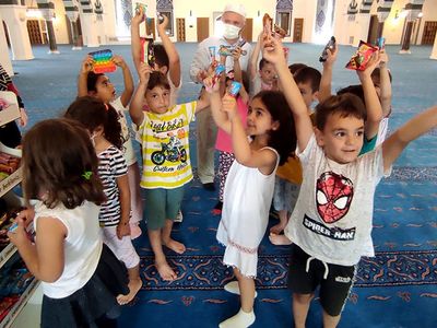 İmam Camiyi Çocuklara Sevdirmek için Çocuk Marketi Kurdu