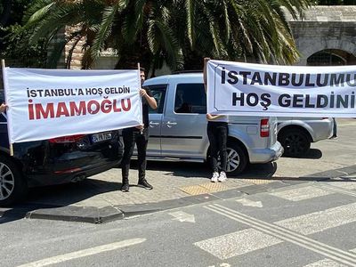 İmamoğlu'na pankartlı cevap! İstanbul'da yaşanan felaketlerde tatilde olunca vatandaşlar tepkisini gösterdi