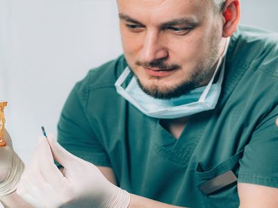İmplant nedir? Diş implant tedavisi kimlere nasıl uygulanır?
