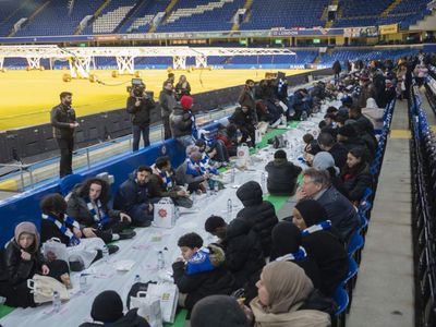 İngiliz devinden takdir edilen hareket: Müslümanlara stadında iftar verdi