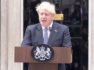 İngiltere’de siyasi kriz: Başbakan Boris Johnson’dan istifa sonrası ilk açıklama geldi!