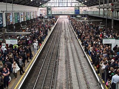 İngiltere'de ulaşım krizi sürmeye devam ediyor! Son 30 yılın en büyük grevi başladı