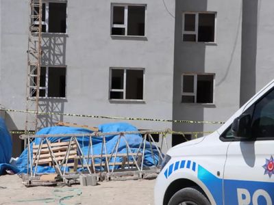 İnşaatın İskelesi Kırıldı Feci Kaza Yaşandı: 3 İşçi 12. Kattan Düştü!