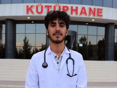 İnşaatında Çalıştığı Kütüphaneye Doktor Adayı Olarak Geliyor