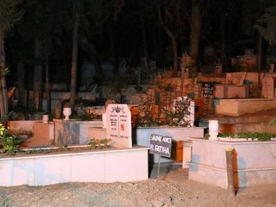 İnsanlık bir kez daha sınıfta kaldı: Mezarlıkta 1 günlük bebek bulundu