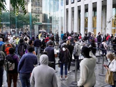 iPhone 13 Almak İsteyenler Metrelerce Kuyruk Oluşturdu!