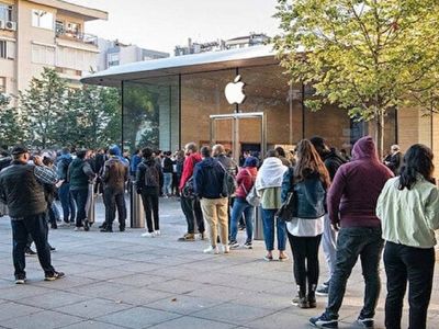 iPhone 14 Türkiye’ye geldi: Yüzlerce kişi kuyruk oluşturdu