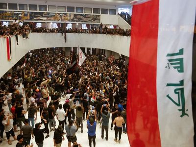 Irak’ta ortalık karıştı: Yeşil Bölge’nin duvarını yıkıp meclisi bastılar