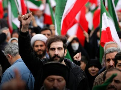 İran Ayakta ! Hamaney’in Ölümünün Ardından Yüz Binler Sokakta