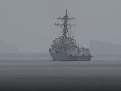 İran Devrim Muhafızları,  ABD'nin deniz ablukası devam ettiğinden dolayı Hürmüz Boğazı'nı tekrar kapattıklarını açıkladı