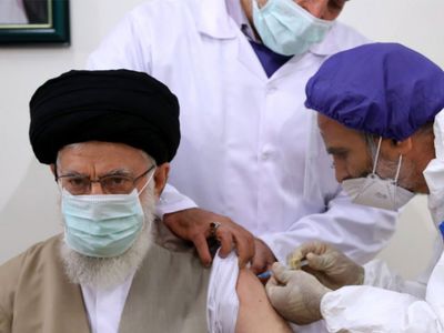 İran Lideri Hamaney, Kendi Ülkesinin Geliştirdiği "COVIRAN Barakat" Aşısını Oldu