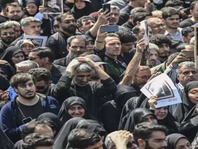 İran'da dramatik cenaze töreni: "Amerika'ya Ölüm" sloganlarıyla taşınan Reisi'nin tabutu